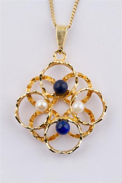 Grote foto gouden hanger met lapis lazuli en parels aan gouden collier kleding dames sieraden
