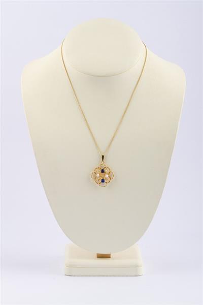 Grote foto gouden hanger met lapis lazuli en parels aan gouden collier kleding dames sieraden
