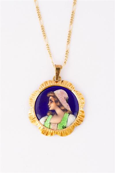Grote foto gouden hanger met emaille peinture aan gouden collier kleding dames sieraden