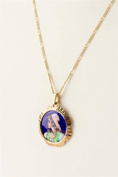 Grote foto gouden hanger met emaille peinture aan gouden collier kleding dames sieraden