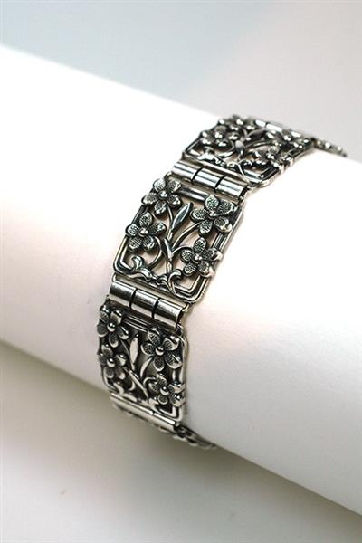 Grote foto zilveren armband met bloemmotieven. kleding dames sieraden