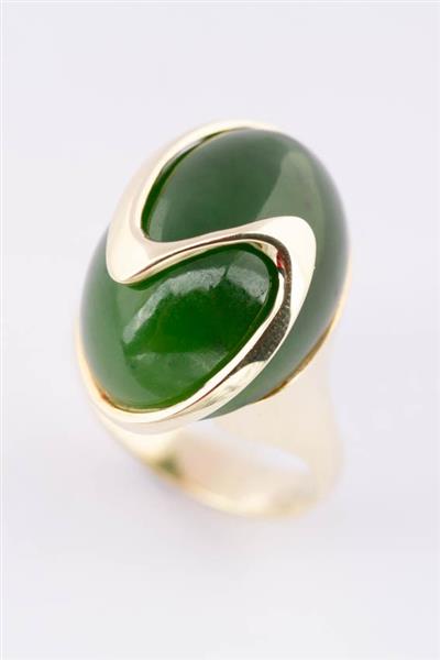 Grote foto gouden ring met jade kleding dames sieraden