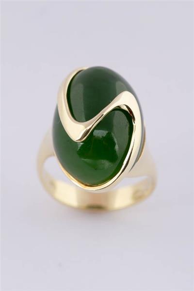 Grote foto gouden ring met jade kleding dames sieraden