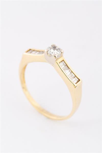 Grote foto gouden solitair ring met een briljant en baguette geslepen diamanten kleding dames sieraden