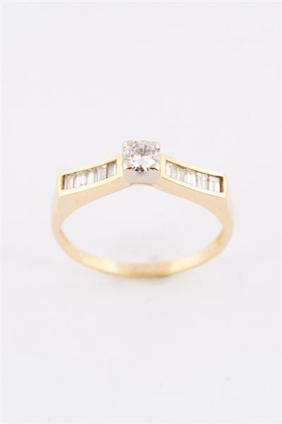 Grote foto gouden solitair ring met een briljant en baguette geslepen diamanten kleding dames sieraden