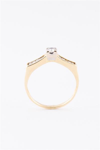 Grote foto gouden solitair ring met een briljant en baguette geslepen diamanten kleding dames sieraden