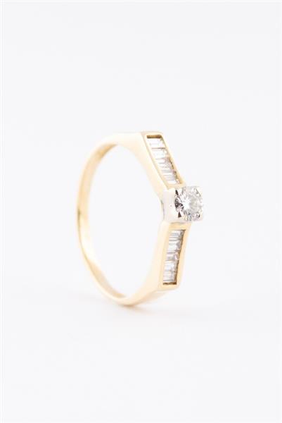 Grote foto gouden solitair ring met een briljant en baguette geslepen diamanten kleding dames sieraden