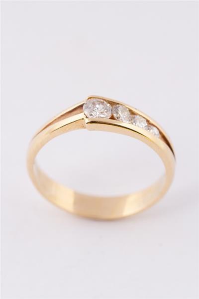 Grote foto gouden ring met 4 briljanten. totaal ca. 0.40 ct. kleding dames sieraden