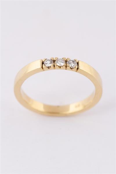 Grote foto gouden rij ring met 3 briljanten. totaal ca. 0.24 ct. kleding dames sieraden