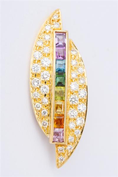 Grote foto gouden hanger met diverse edelstenen in regenboogkleuren gezet chakra briljanten aan gouden colli kleding dames sieraden