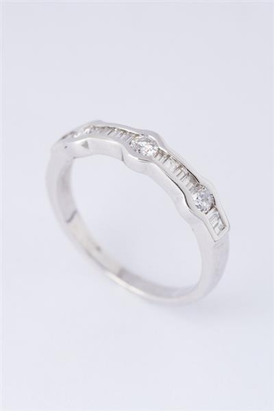 Grote foto wit gouden rij ring met 3 briljanten en baguette geslepen diamanten kleding dames sieraden