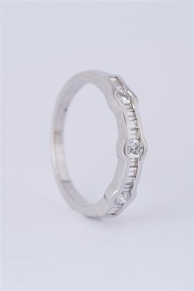 Grote foto wit gouden rij ring met 3 briljanten en baguette geslepen diamanten kleding dames sieraden