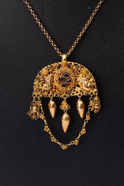 Grote foto antieke gouden klederdracht hanger met granaten aan gouden collier kleding dames sieraden