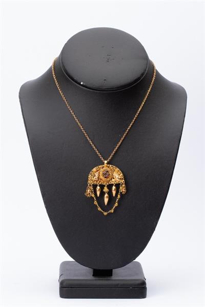 Grote foto antieke gouden klederdracht hanger met granaten aan gouden collier kleding dames sieraden