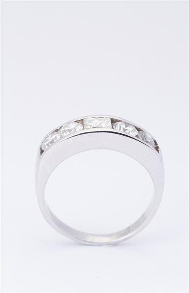 Grote foto wit gouden rij ring met een prinses en rond geslepen briljanten kleding dames sieraden