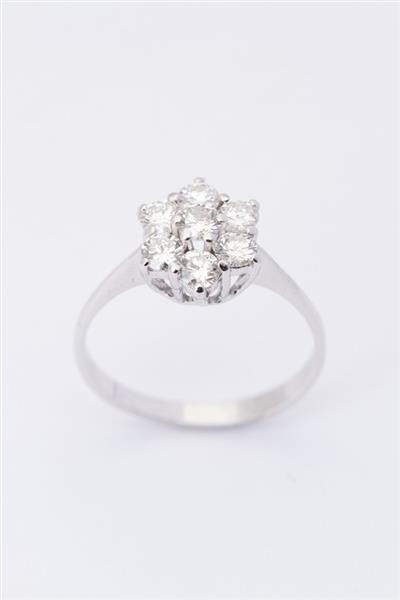 Grote foto wit gouden entourage ring met 7 briljanten. totaal 0.90 ct. kleding dames sieraden