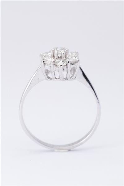 Grote foto wit gouden entourage ring met 7 briljanten. totaal 0.90 ct. kleding dames sieraden