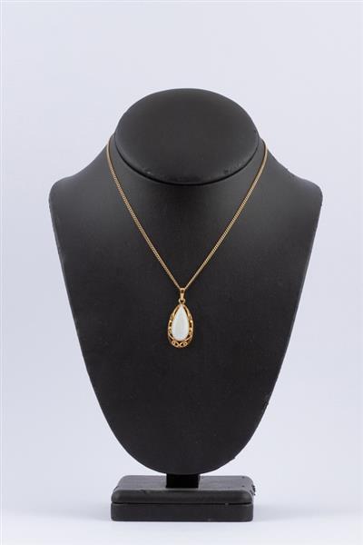Grote foto gouden hanger met opaal aan gouden collier kleding dames sieraden