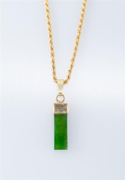Grote foto gouden hanger met jade aan gouden collier kleding dames sieraden