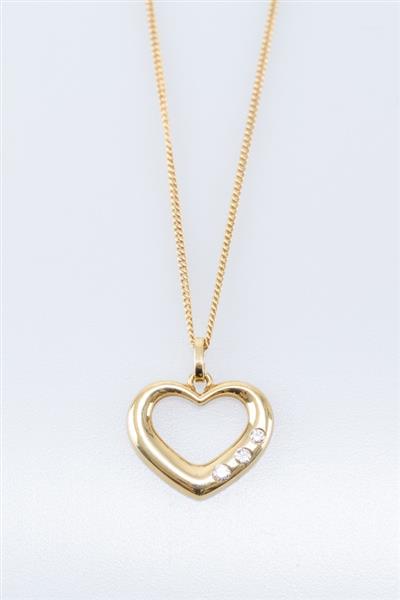 Grote foto gouden hart hanger met briljanten aan gouden collier kleding dames sieraden