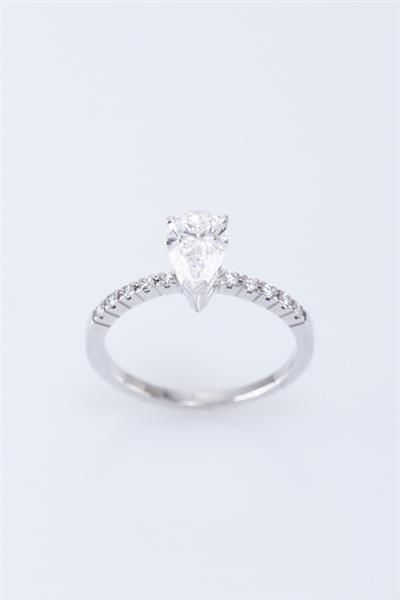 Grote foto wit gouden solitair ring met een peervormig geslepen briljant van 1.00 ct. kleding dames sieraden