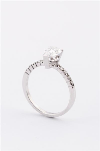 Grote foto wit gouden solitair ring met een peervormig geslepen briljant van 1.00 ct. kleding dames sieraden