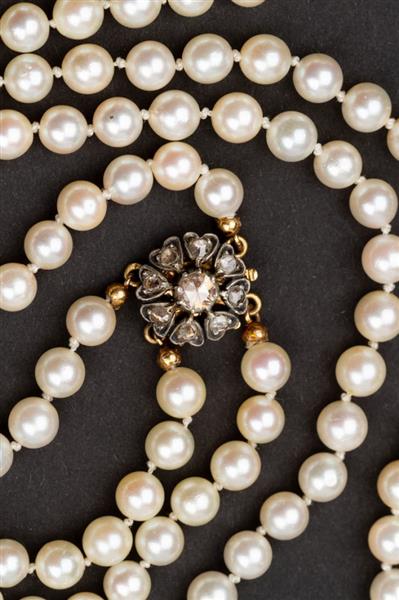Grote foto cultive parel collier aan een gouden sluiting met diamanten kleding dames sieraden
