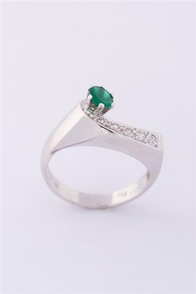 Grote foto wit gouden ring met een smaragd en diamanten kleding dames sieraden