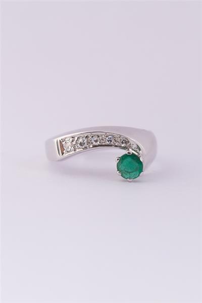 Grote foto wit gouden ring met een smaragd en diamanten kleding dames sieraden