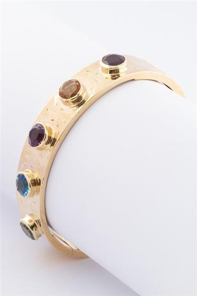 Grote foto gouden bangle met diverse edelstenen. kleding dames sieraden