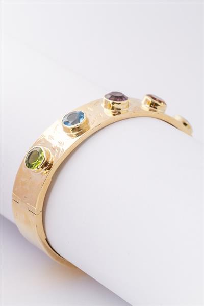 Grote foto gouden bangle met diverse edelstenen. kleding dames sieraden