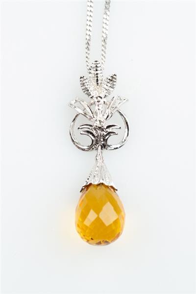 Grote foto wit gouden hanger met citrien en briljant aan collier kleding dames sieraden