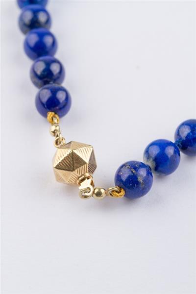 Grote foto lapis lazuli collier aan gouden sluiting kleding dames sieraden