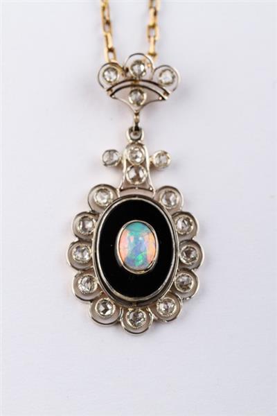 Grote foto antieke gouden hanger met opaal onyx en diamant aan gouden collier kleding dames sieraden