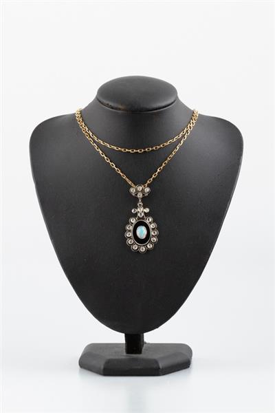 Grote foto antieke gouden hanger met opaal onyx en diamant aan gouden collier kleding dames sieraden