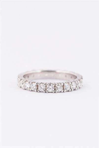 Grote foto wit gouden alliance ring met 23 briljanten. totaal 1.05 ct. kleding dames sieraden