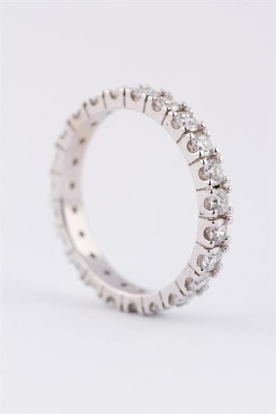 Grote foto wit gouden alliance ring met 23 briljanten. totaal 1.05 ct. kleding dames sieraden
