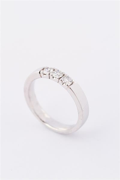 Grote foto wit gouden rij ring met 3 briljanten. totaal ca. 0.48 ct. kleding dames sieraden