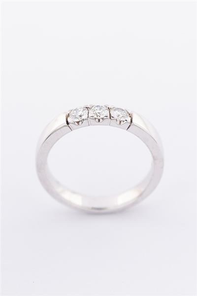 Grote foto wit gouden rij ring met 3 briljanten. totaal ca. 0.48 ct. kleding dames sieraden