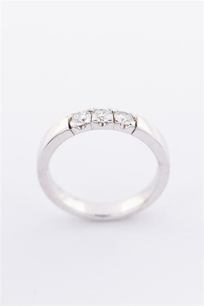 Grote foto wit gouden rij ring met 3 briljanten. totaal ca. 0.48 ct. kleding dames sieraden