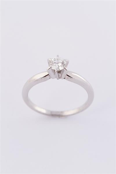 Grote foto wit gouden ring met een briljant van ca. 0.36 ct. kleding dames sieraden