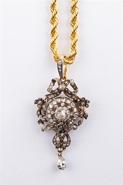 Grote foto antiek gouden art nouveau hanger met diamanten aan gouden collier kleding dames sieraden
