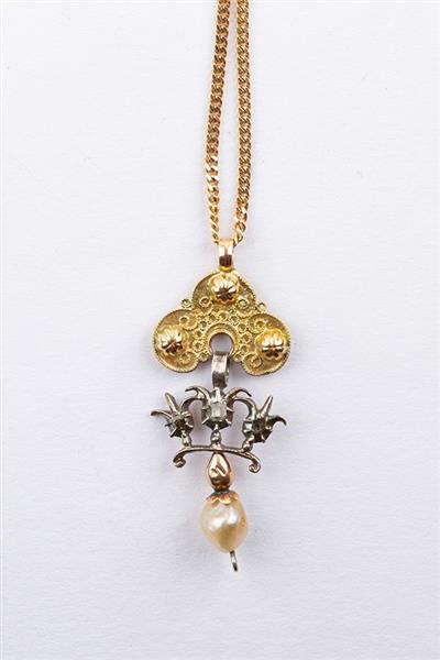 Grote foto antieke gouden klederdracht hanger met diamanten en parel aan gouden collier kleding dames sieraden