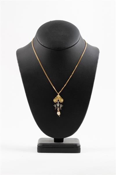Grote foto antieke gouden klederdracht hanger met diamanten en parel aan gouden collier kleding dames sieraden