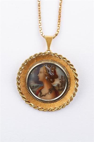 Grote foto gouden portret hanger aan gouden collier kleding dames sieraden