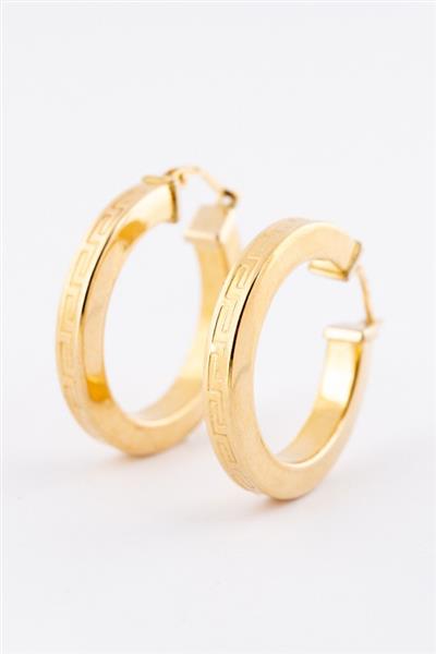 Grote foto gouden oorringen met meander versiering kleding dames sieraden