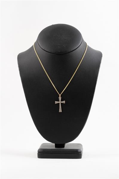 Grote foto antiek gouden kruis met oud slijpsel briljant aan gouden collier kleding dames sieraden