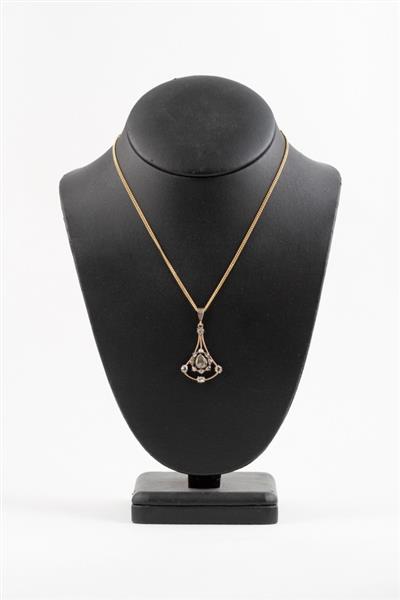 Grote foto antieke gouden hanger met roos geslepen diamanten aan gouden collier kleding dames sieraden