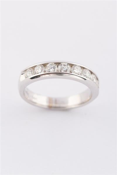 Grote foto wit gouden rij ring met 8 briljanten. totaal ca. 1.00 ct. kleding dames sieraden