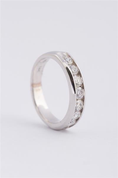 Grote foto wit gouden rij ring met 8 briljanten. totaal ca. 1.00 ct. kleding dames sieraden